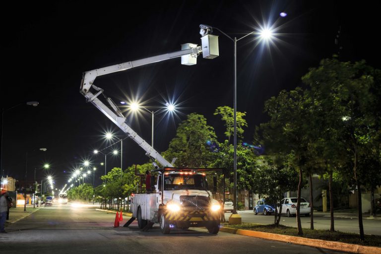  Aceleran iluminación de los parques. En dos meses modernizarán alumbrado en 154