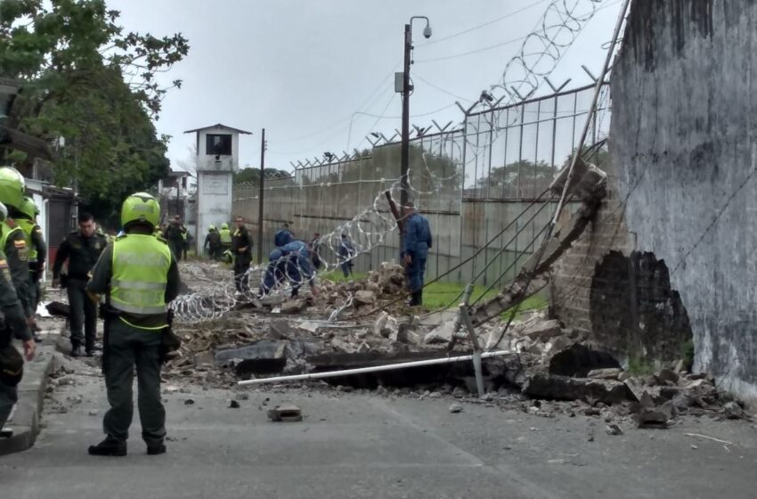 Con fuertes medidas de seguridad iniciaron la reconstrucción del muro en la cárcel