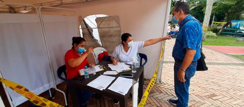  La enfermera atiende desde un polideportivo