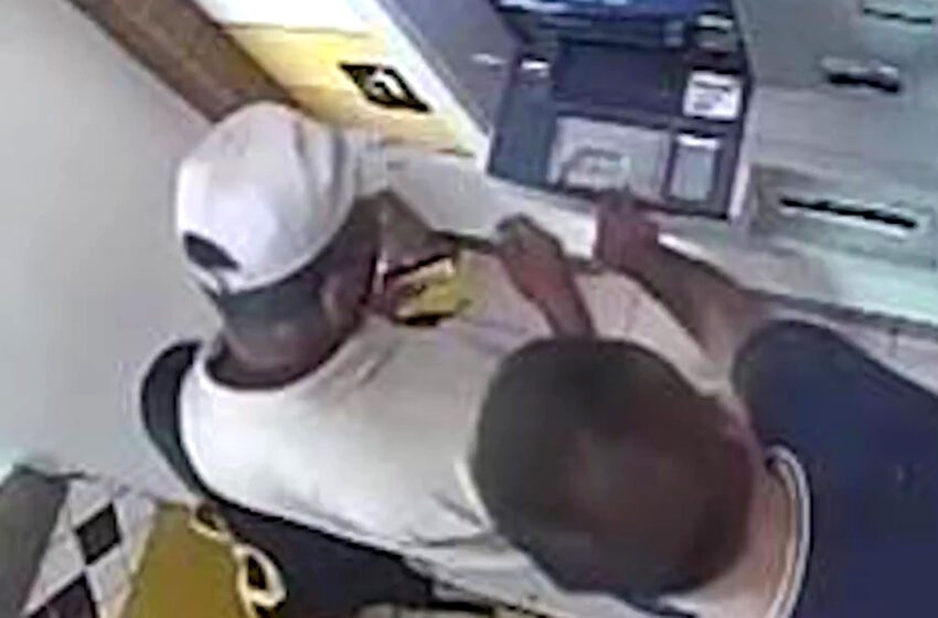  Tres hombres y una mujer capturados por cambiazo de tarjetas en cajeros electrónicos
