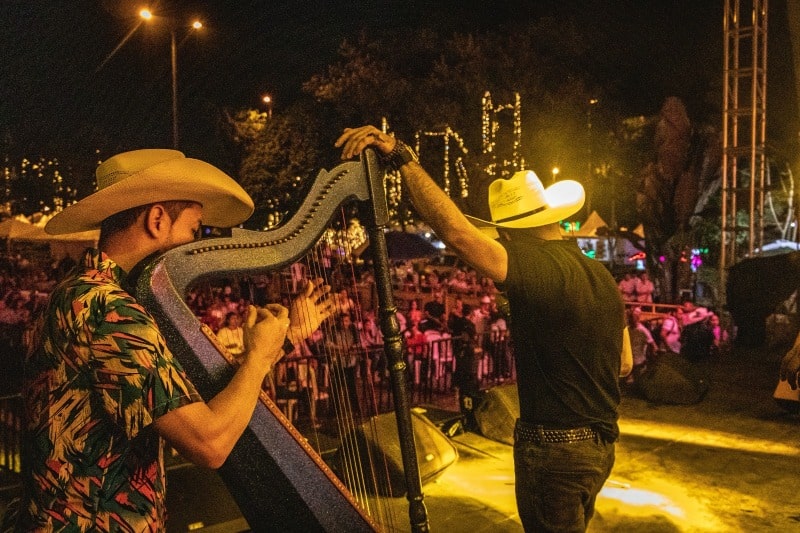  Caravana, comparsas, orquetas y grupos populares en Festival navideño “a paso firme”