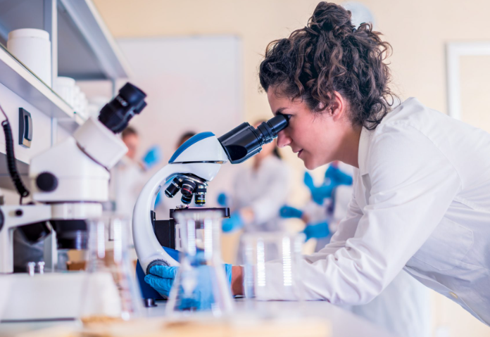  En la alta Academia también las mujeres se quejan por discriminación
