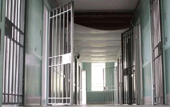  Dos sospechosos de sustraer elementos de una vivienda y una moto quedaron, uno en libertad y otro con vigilancia electrónica