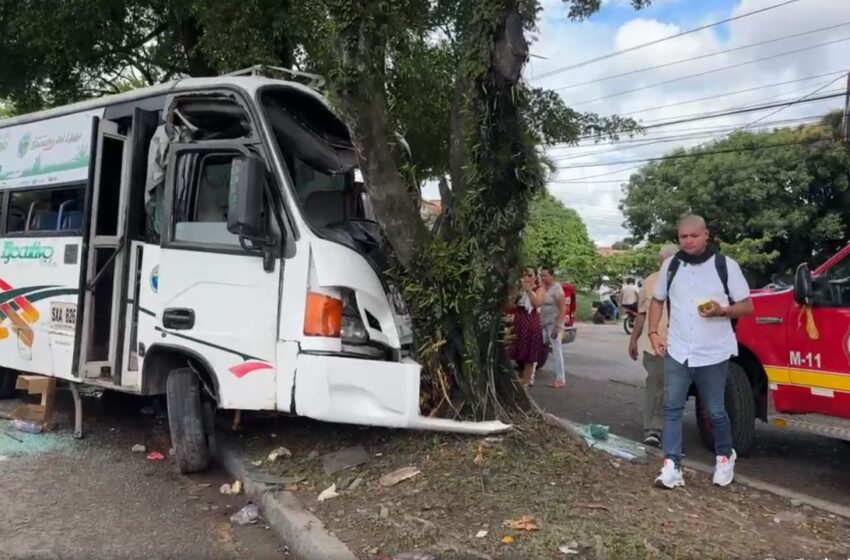  Bomberos rescató a conductor atrapado en buseta. Una mujer murió y ocho personas lesionadas