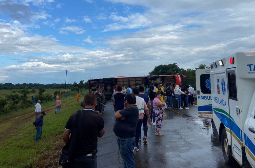  5 heridos al volcarse Autobús de Flota La Macarena  vía a Guaviare
