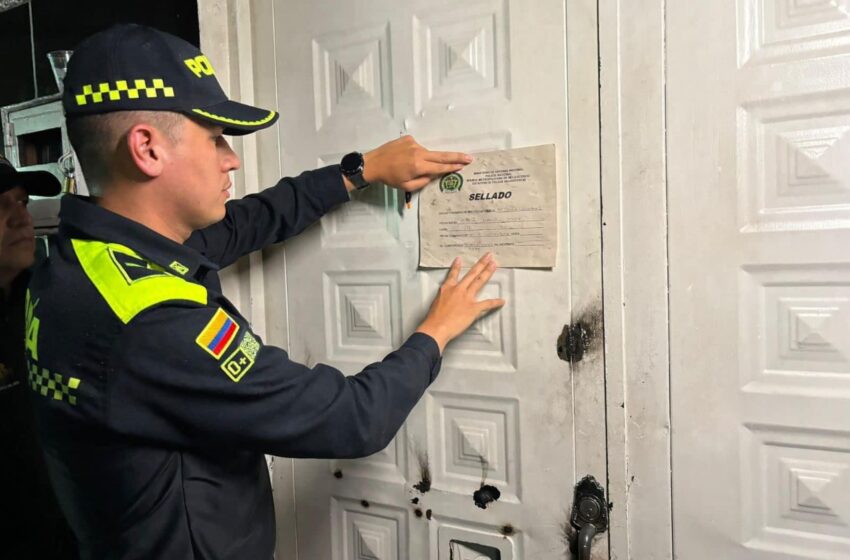 Amanecedero en parque infantil sellado en operativos de control